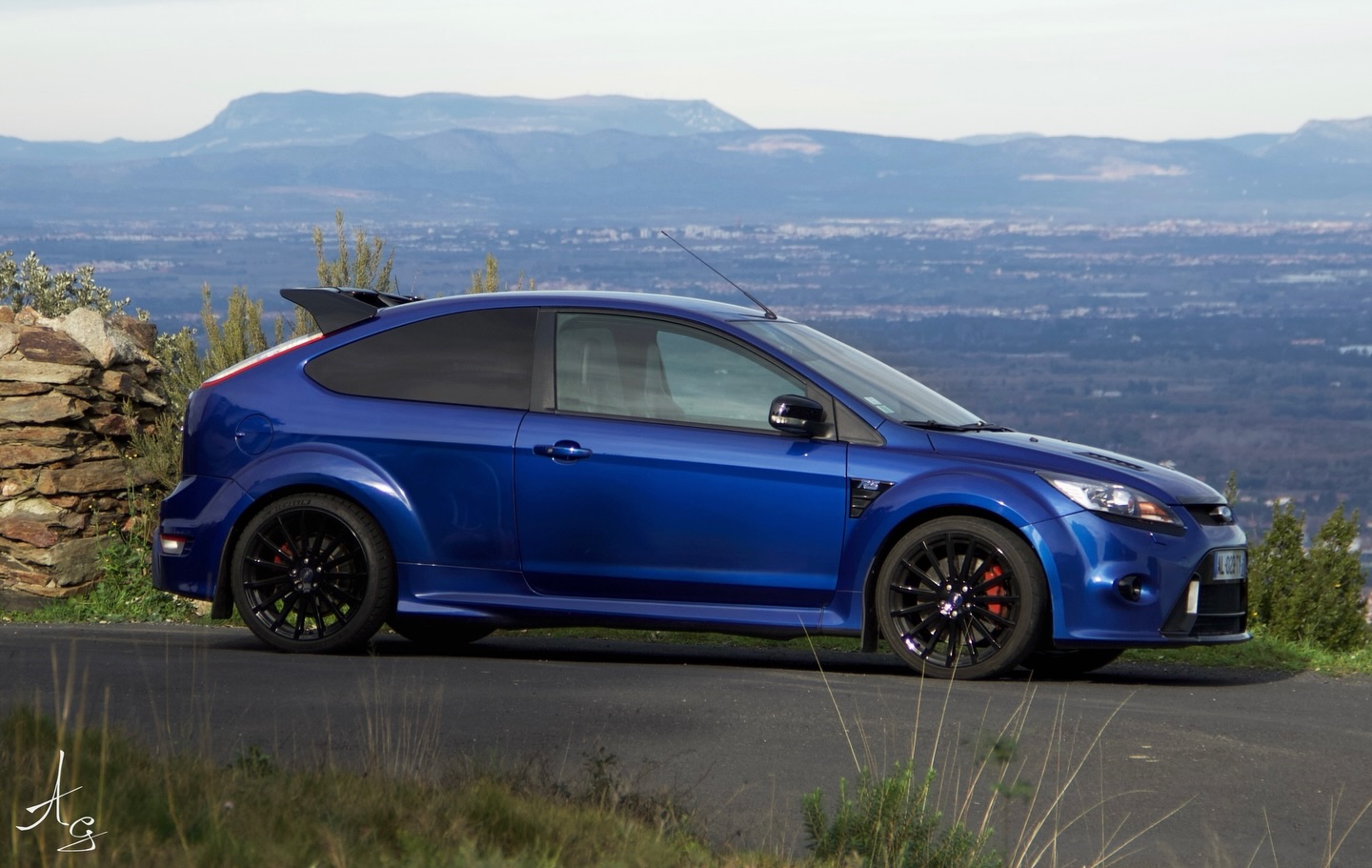Ford Focus RS bleue face à la vallée – photographie automobile