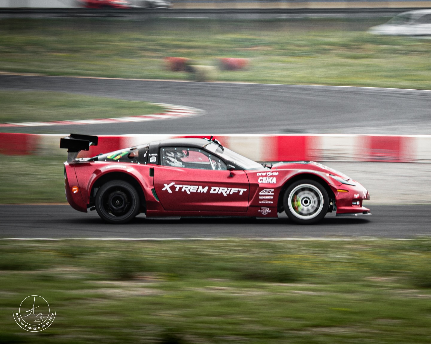 Voiture de drift rouge XtremDrift sur circuit – photo de sport automobile