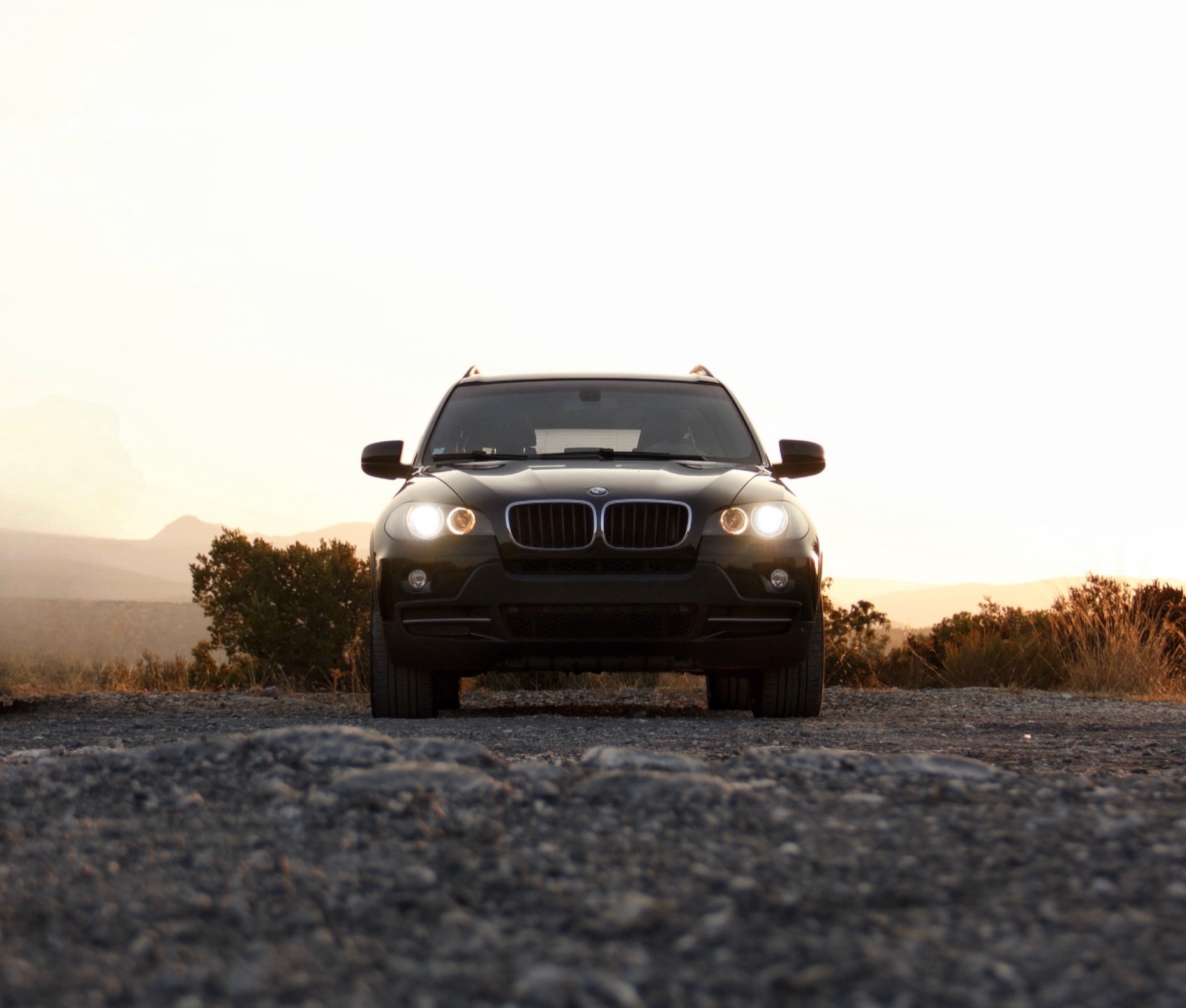 BMW X5 noir au coucher du soleil – photographie automobile