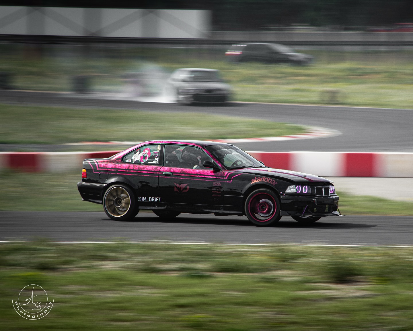 BMW E36 noire et rose en drift au Grand Circuit du Roussillon – photo automobile