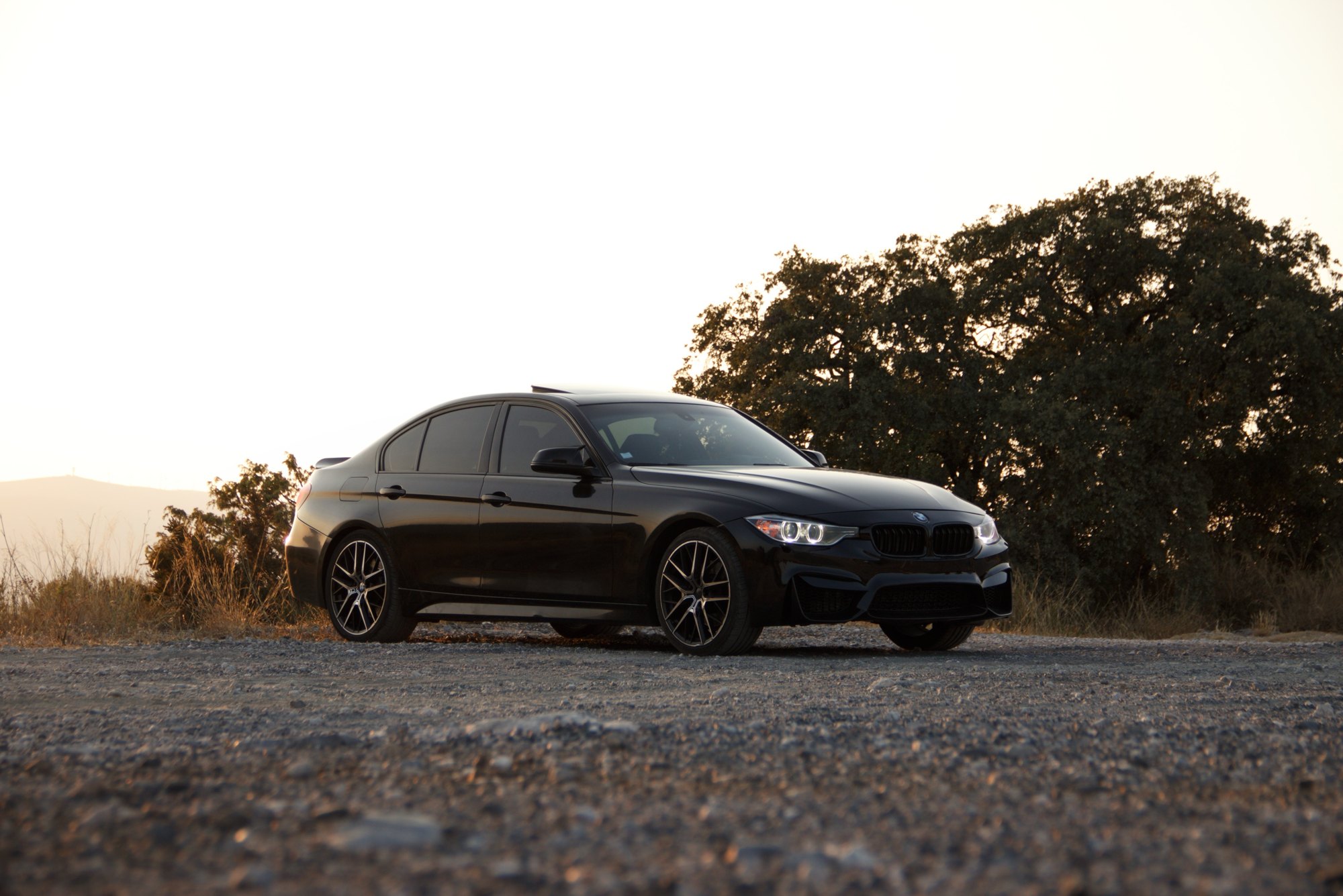 BMW Série 3 F30 noire au coucher du soleil – shooting voiture